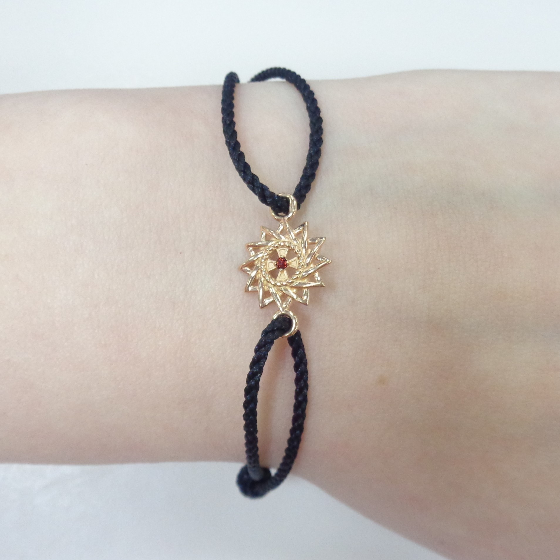 Серебряный браслет с гранатом "Эрцгамма"